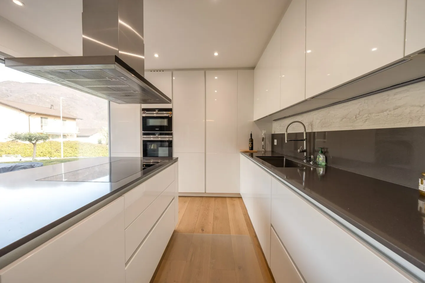 Maison unifamiliale moderne de 6 pièces. - Photo 3 sur 16