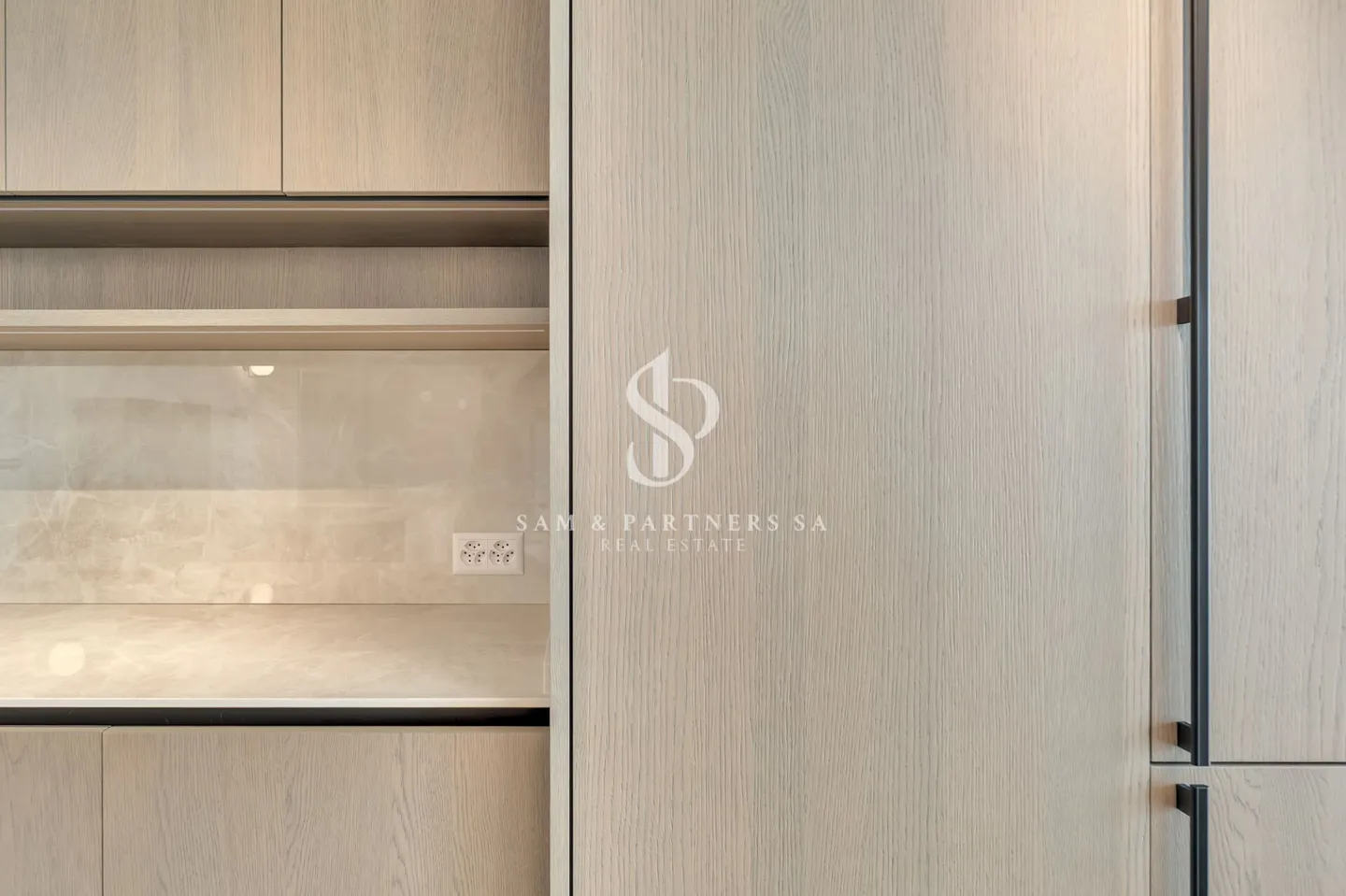 Penthouse with rooftop and lake view - Photo 15 of 17