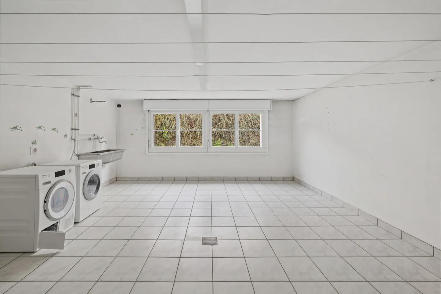 SPACIOUS FAMILY PROPERTY WITH GREEN SURROUNDINGS - Photo 14 of 15