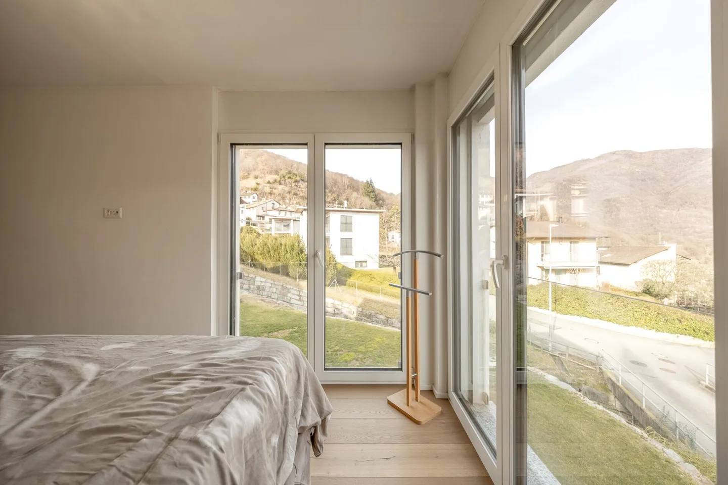 Maison unifamiliale moderne de 6 pièces. - Photo 4 sur 16