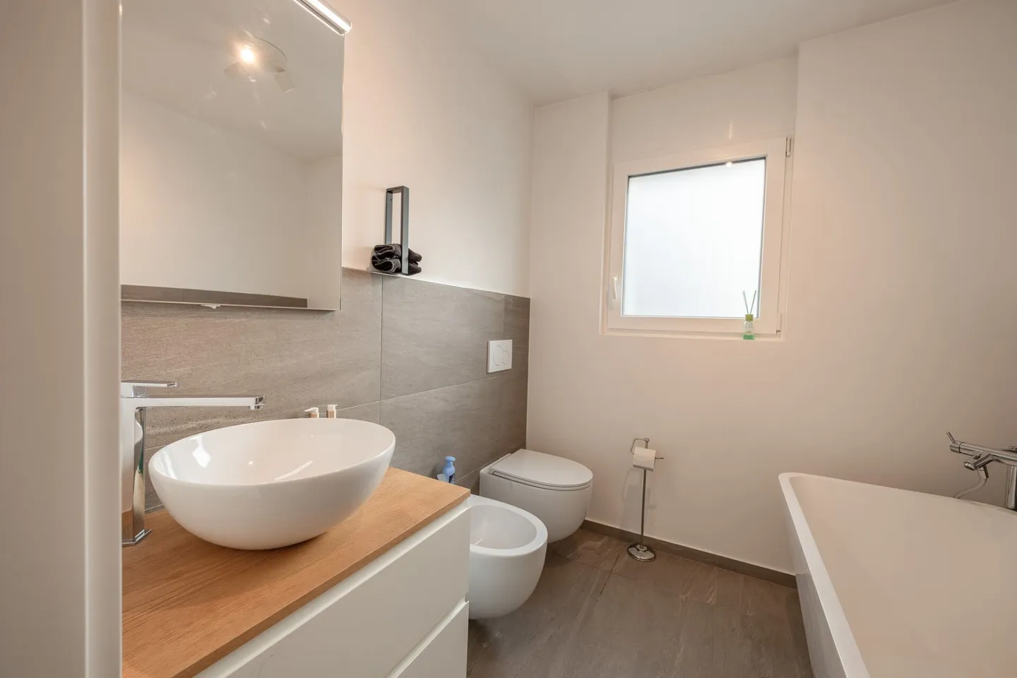 Maison unifamiliale moderne de 6 pièces. - Photo 6 sur 16