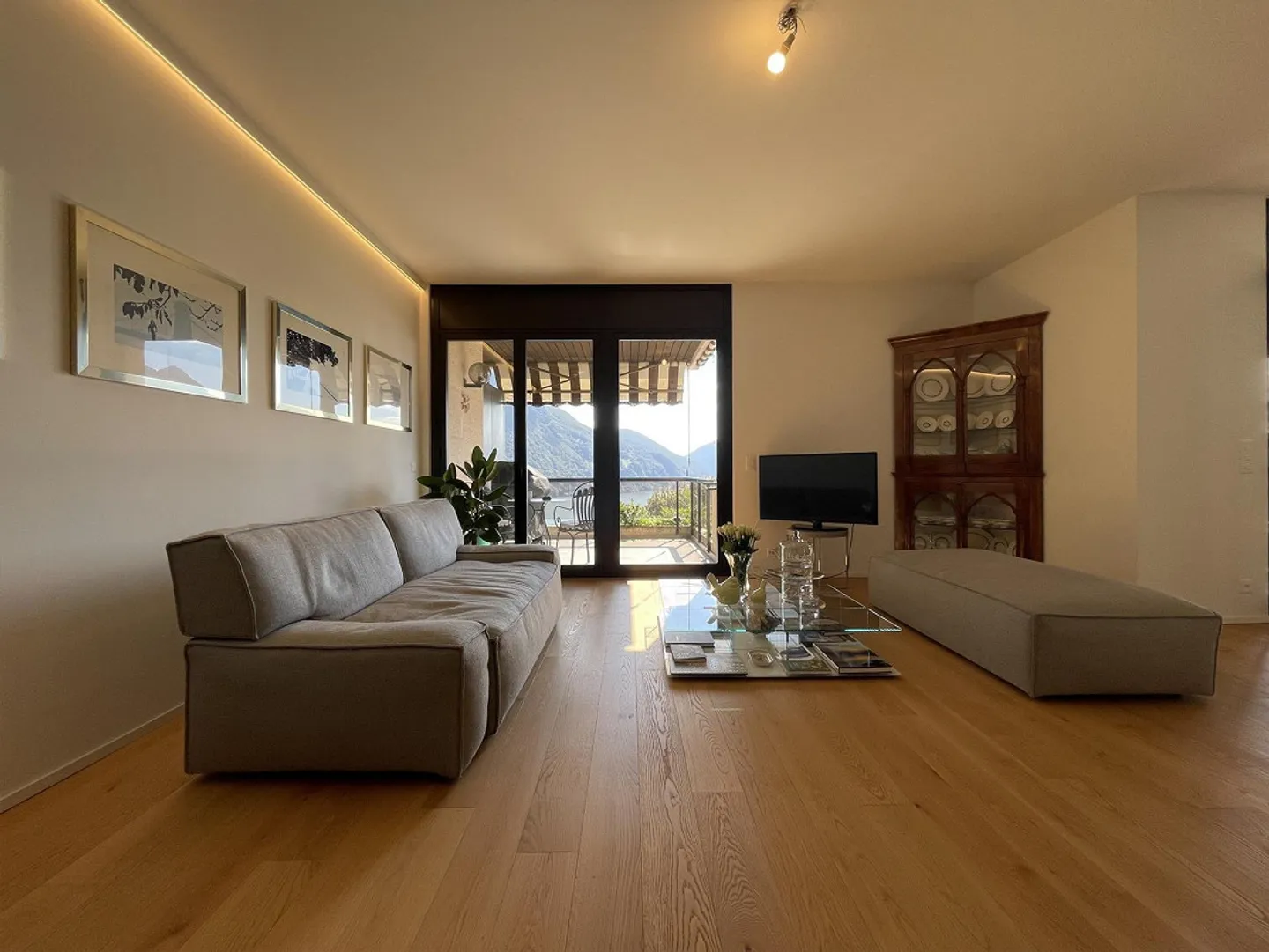 DUPLEX SPECTACULAIRE 5.5 AVEC MAGNIFIQUE VUE SUR LE LAC - Photo 2 sur 13