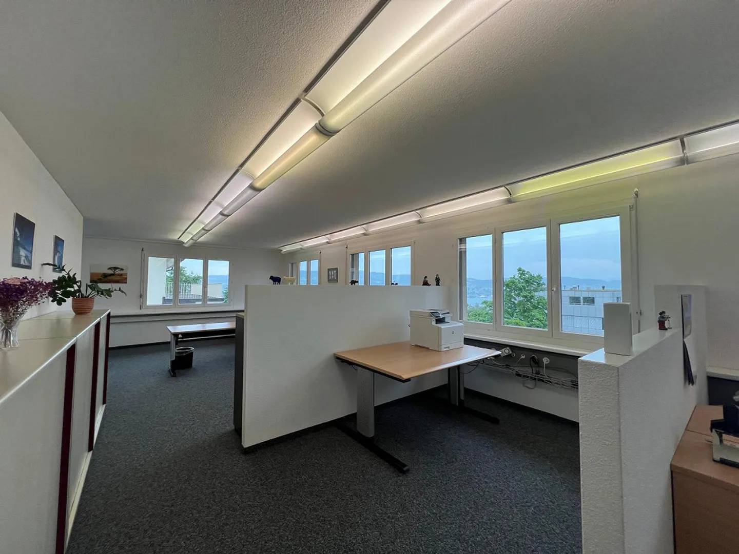 Grosszügiges und lichtdurchflutetes Büro mit Seesicht - Foto 3 von 12