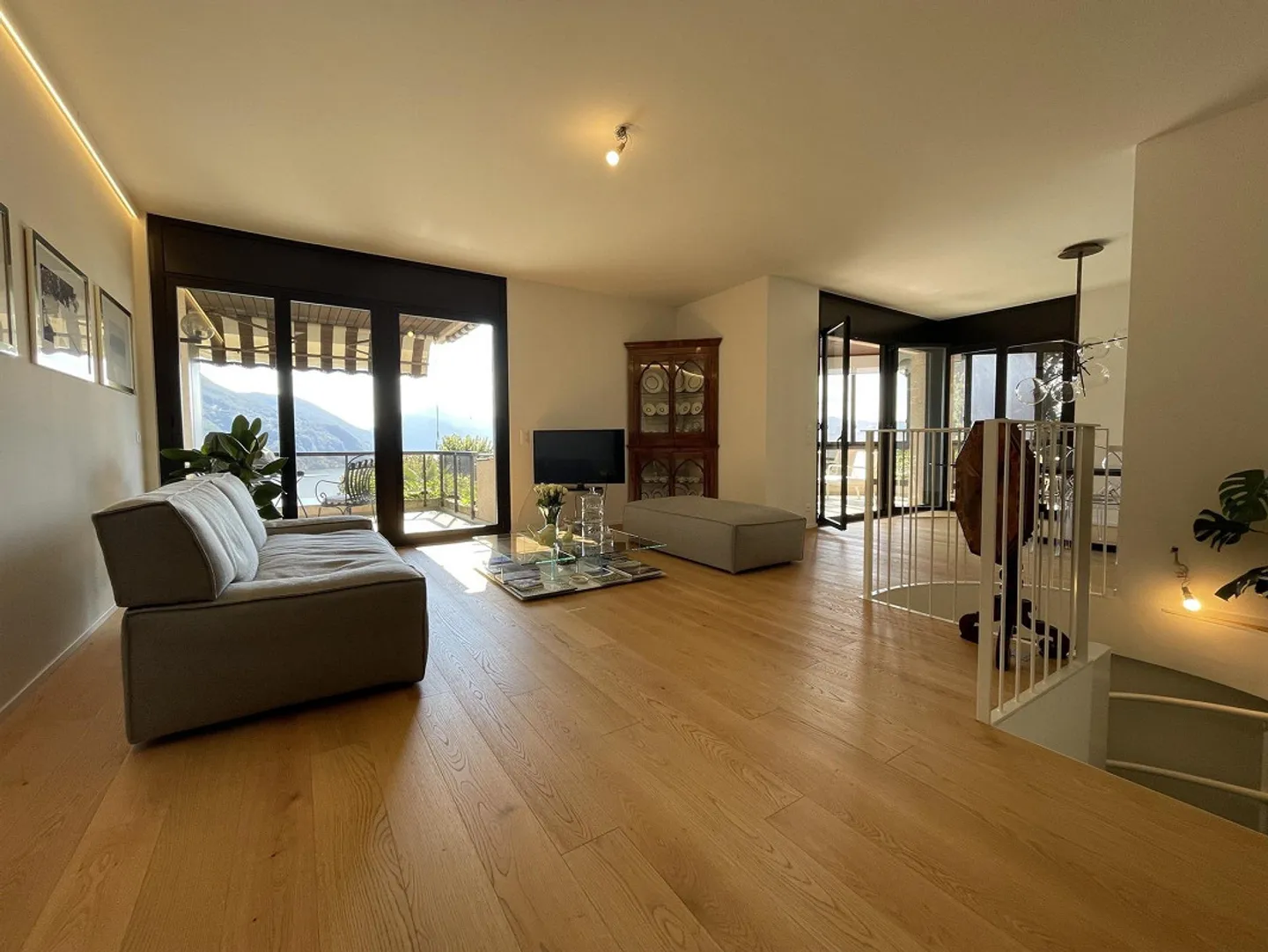 DUPLEX SPECTACULAIRE 5.5 AVEC MAGNIFIQUE VUE SUR LE LAC - Photo 4 sur 13
