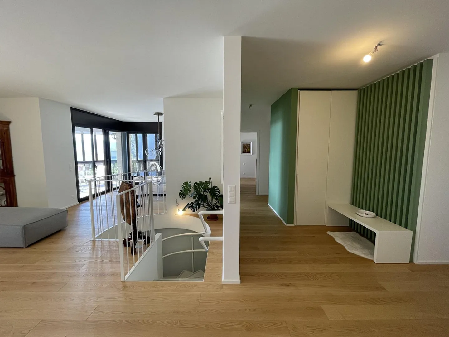 DUPLEX SPECTACULAIRE 5.5 AVEC MAGNIFIQUE VUE SUR LE LAC - Photo 5 sur 13