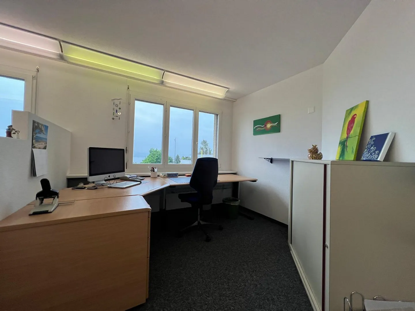 Grosszügiges und lichtdurchflutetes Büro mit Seesicht - Foto 4 von 12