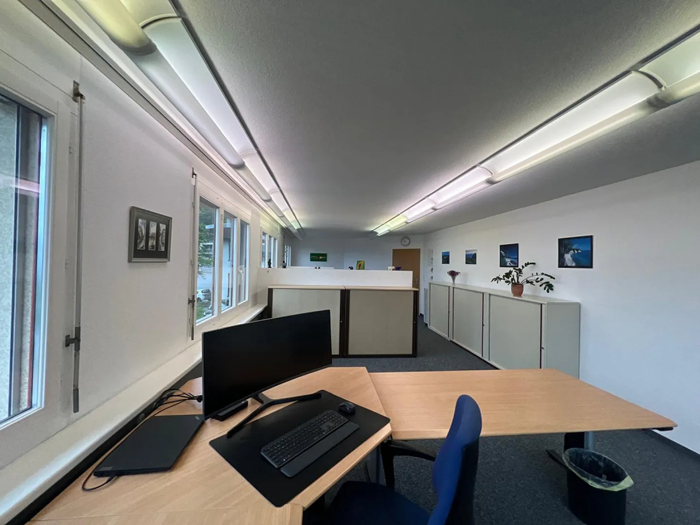 Grosszügiges und lichtdurchflutetes Büro mit Seesicht - Foto 7 von 12