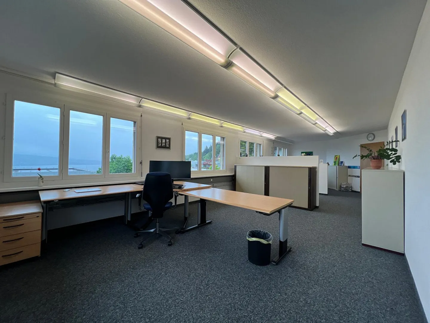 Grosszügiges und lichtdurchflutetes Büro mit Seesicht - Foto 8 von 12