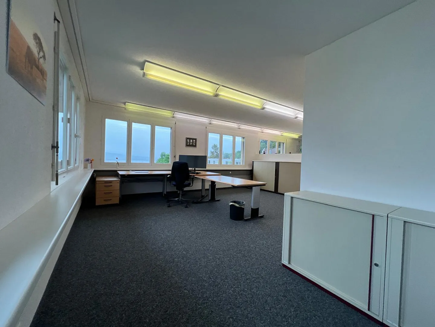 Grosszügiges und lichtdurchflutetes Büro mit Seesicht - Foto 9 von 12