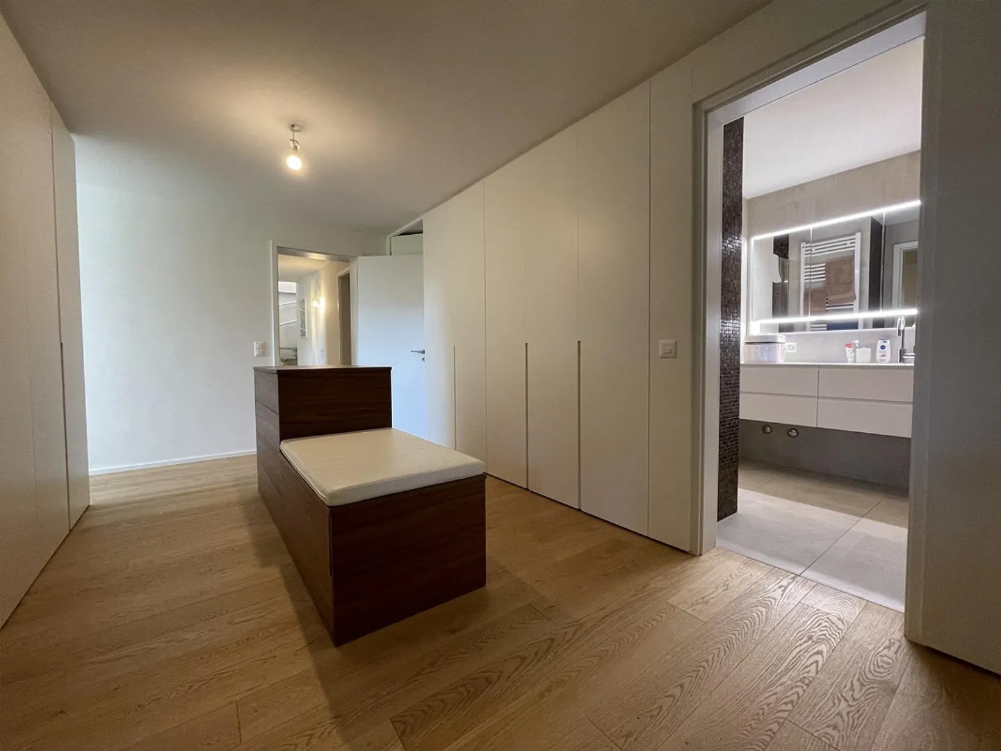 DUPLEX SPECTACULAIRE 5.5 AVEC MAGNIFIQUE VUE SUR LE LAC - Photo 11 sur 13