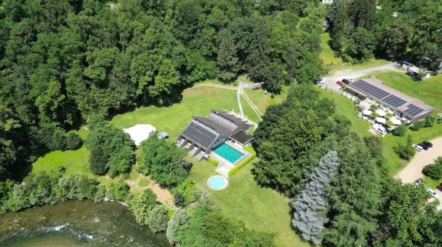 2 multi-family houses, 2 restaurants, 1 swimming pool and about 25,100 m2 of land in the green - Photo 1 of 9