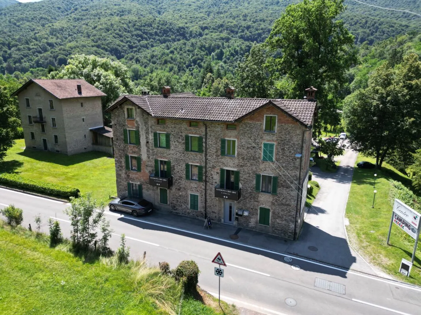 2 multi-family houses, 2 restaurants, 1 swimming pool and about 25,100 m2 of land in the green - Photo 3 of 9