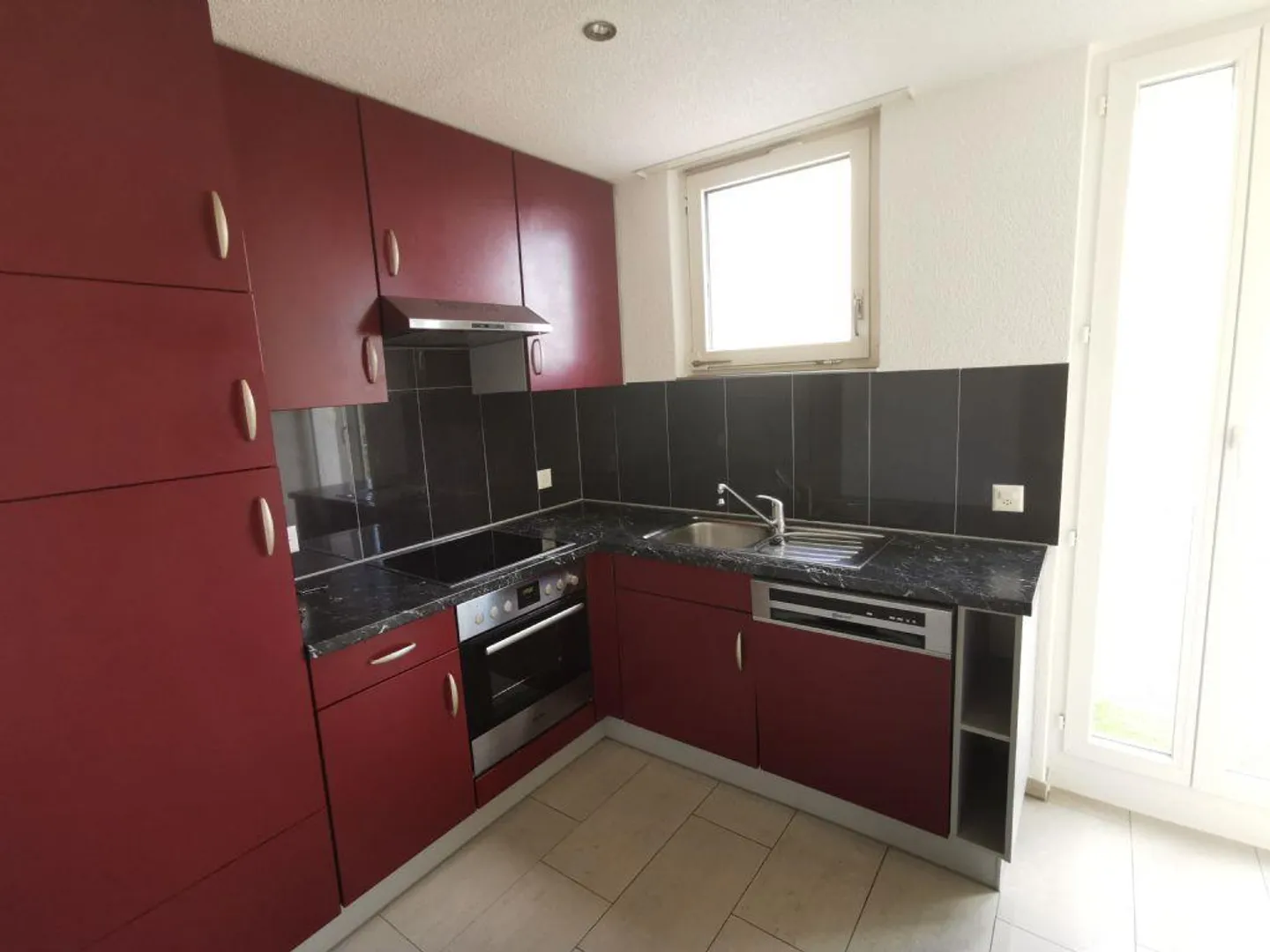 CENTRAL | AFFORDABLE I ROOFTOP TERRACE - Photo 3 of 7