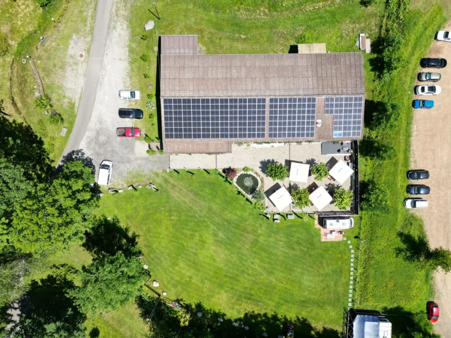 2 multi-family houses, 2 restaurants, 1 swimming pool and about 25,100 m2 of land in the green - Photo 4 of 9