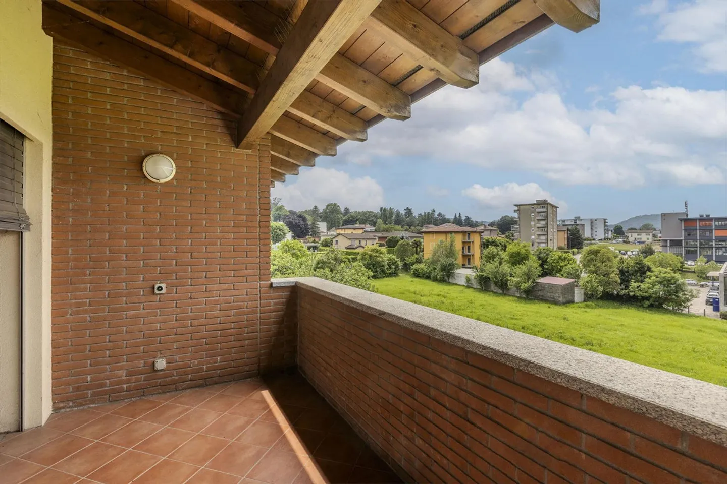 STUPENDO ATTICO 3.5 CON VISTA APERTA IN CENTRO A MENDRISIO - Foto 4 di 9