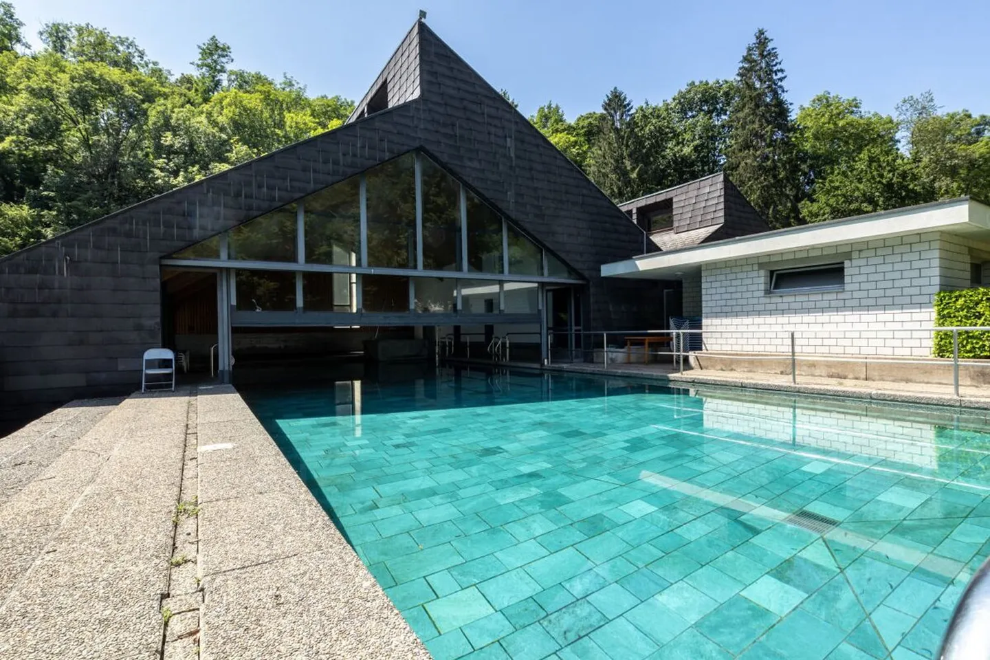 2 multi-family houses, 2 restaurants, 1 swimming pool and about 25,100 m2 of land in the green - Photo 8 of 9