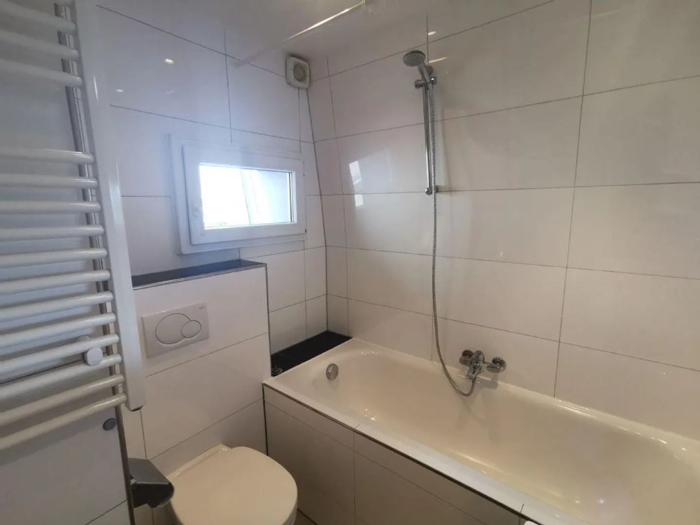 CENTRAL | AFFORDABLE I ROOFTOP TERRACE - Photo 6 of 7