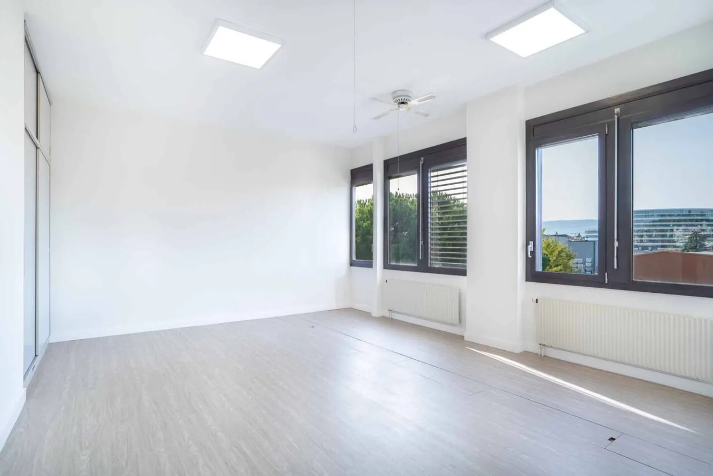 Renovated and air-conditioned office cells of 28 m2 and 35 m2 - Photo 1 of 4