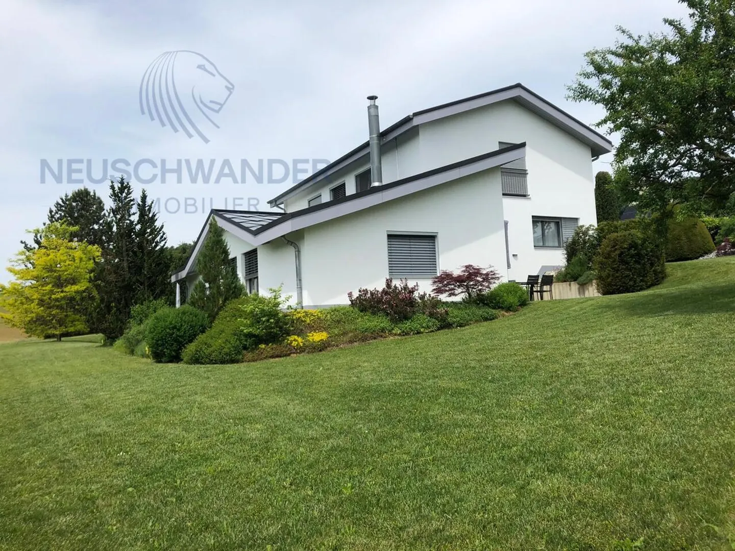 Luxurious villa on a spacious plot with stunning views. - Photo 1 of 20