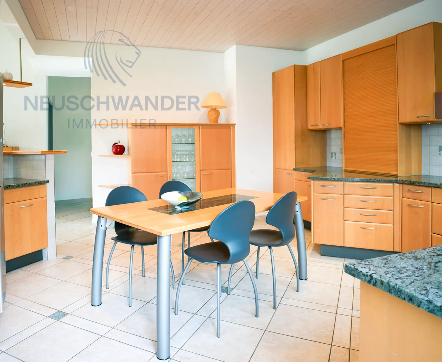 Luxurious villa on a spacious plot with stunning views. - Photo 10 of 20