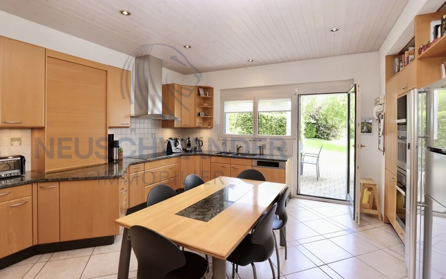 Luxurious villa on a spacious plot with stunning views. - Photo 11 of 20