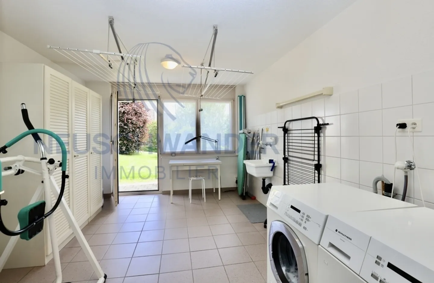 Luxurious villa on a spacious plot with stunning views. - Photo 15 of 20