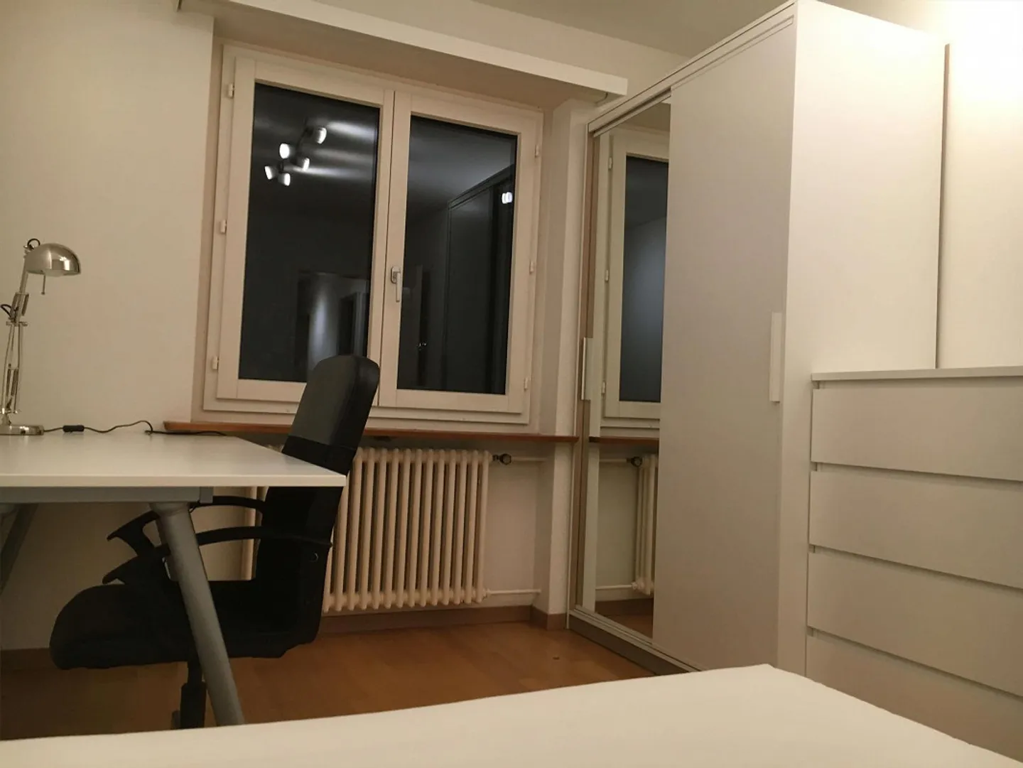 Découvre le charme des années 60 dans l'oasis de verdure de Zürich - Photo 1 sur 6