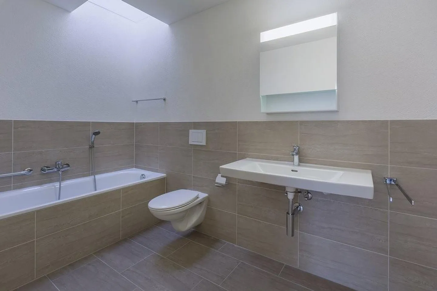 Modern apartment with a view! - Photo 3 of 8