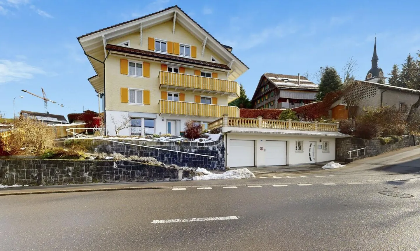 Casa trifamiliare soleggiata, 2 spazi commerciali e molto potenziale - Foto 1 di 13