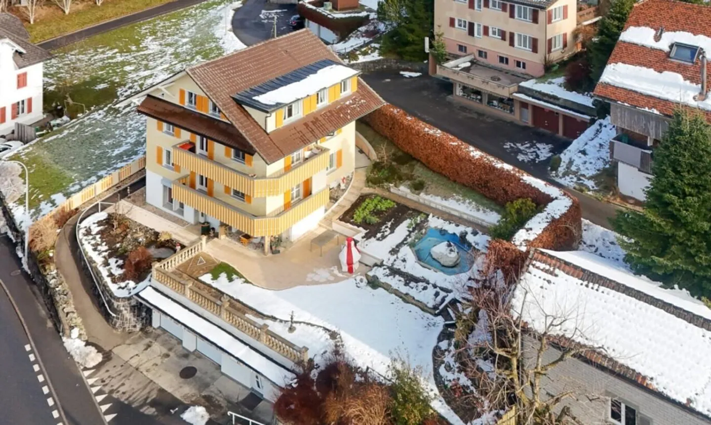 Casa trifamiliare soleggiata, 2 spazi commerciali e molto potenziale - Foto 2 di 13