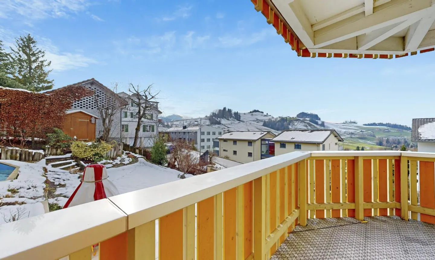 Casa trifamiliare soleggiata, 2 spazi commerciali e molto potenziale - Foto 7 di 13