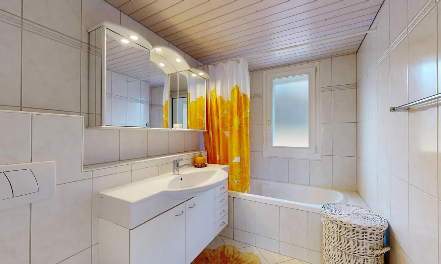 Casa trifamiliare soleggiata, 2 spazi commerciali e molto potenziale - Foto 8 di 13