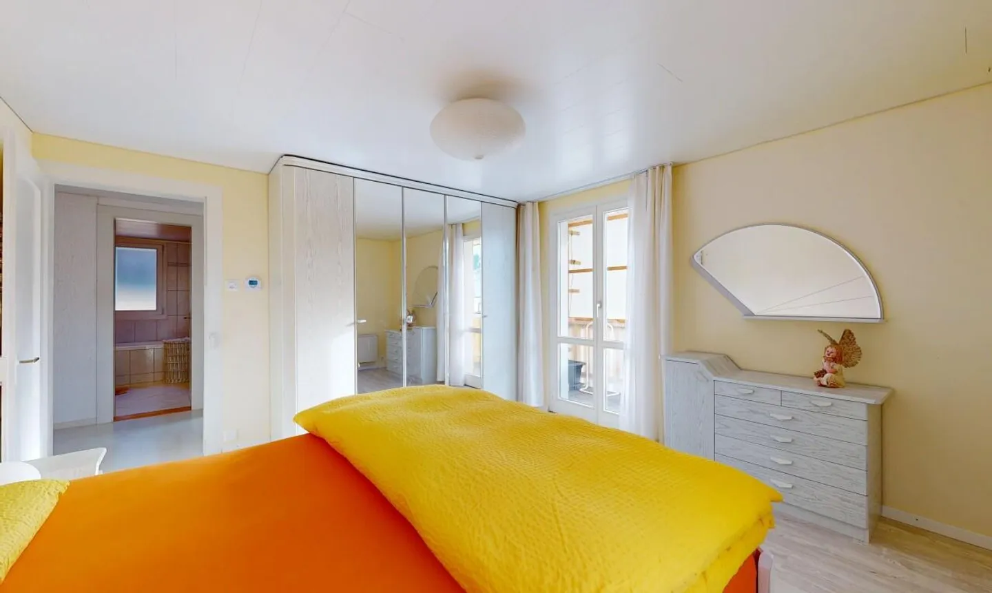 Casa trifamiliare soleggiata, 2 spazi commerciali e molto potenziale - Foto 9 di 13