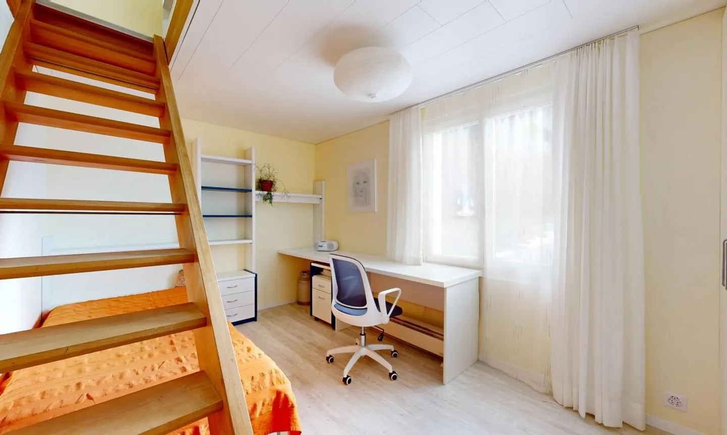 Casa trifamiliare soleggiata, 2 spazi commerciali e molto potenziale - Foto 10 di 13