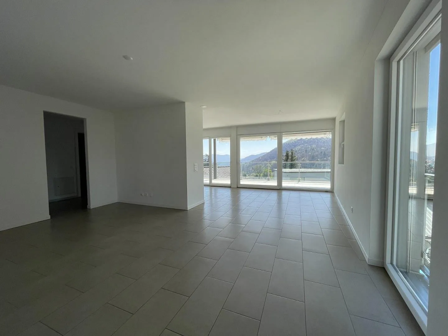 4.5-ZIMMER-WOHNUNG MIT OFFENEM BLICK - Foto 3 von 13