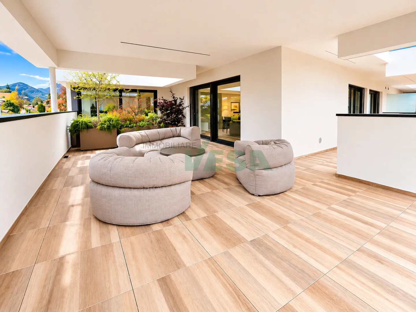 Elegante attico con vista lago - Foto 1 di 11
