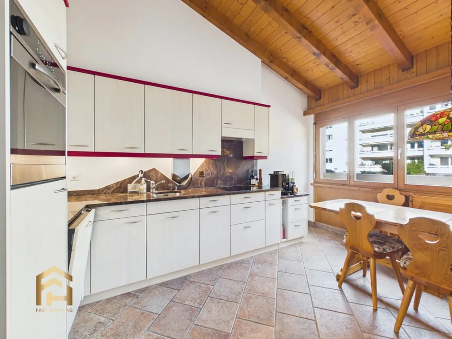 Attique de 4,5 pièces avec cheminée et vue imprenable - Photo 4 sur 13
