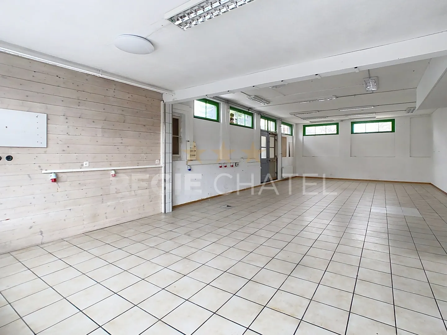 Centre de Bulle 
Local commercial avec vitrines  - Photo 4 sur 7