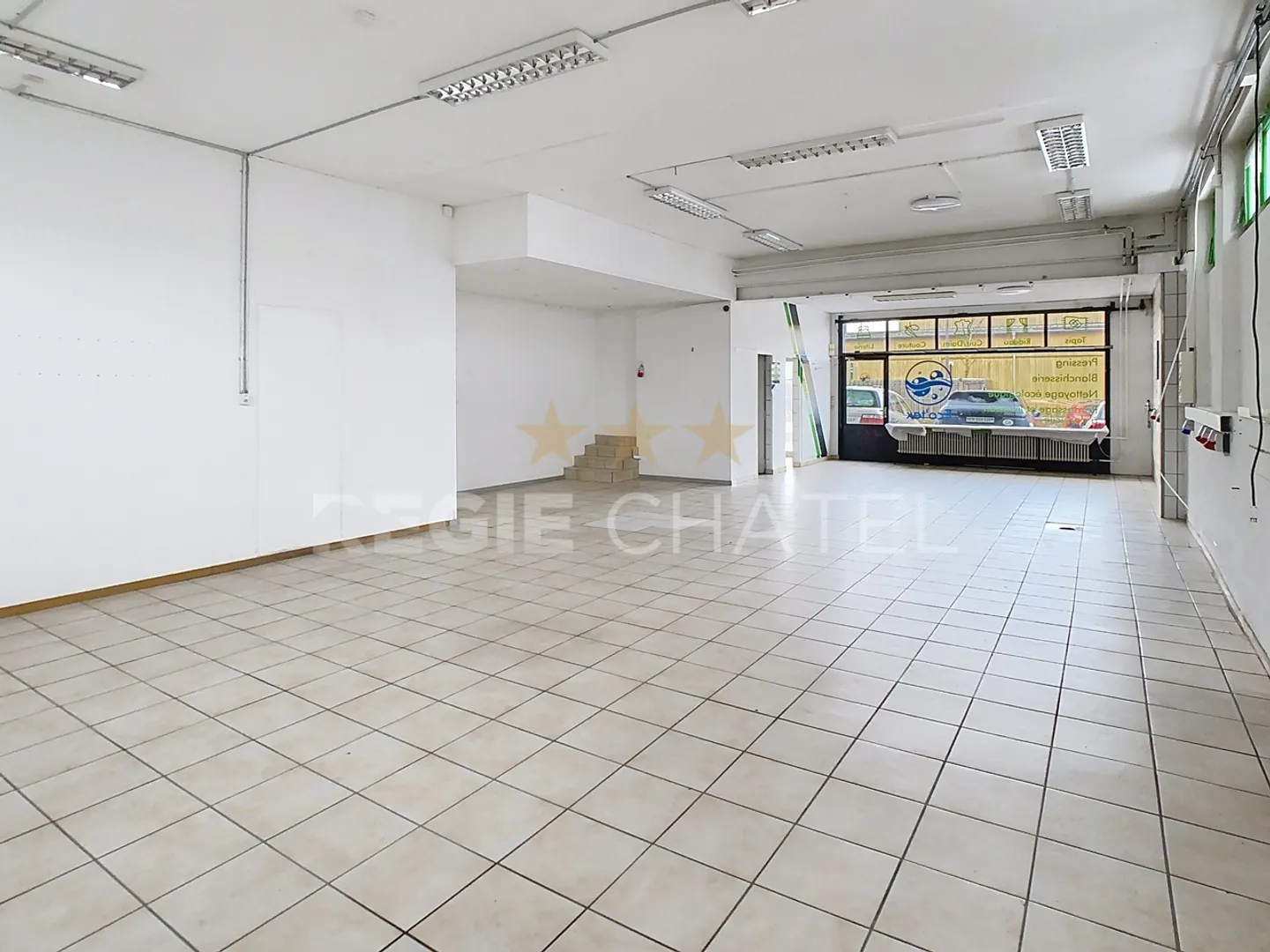 Centre de Bulle 
Local commercial avec vitrines  - Photo 6 sur 7