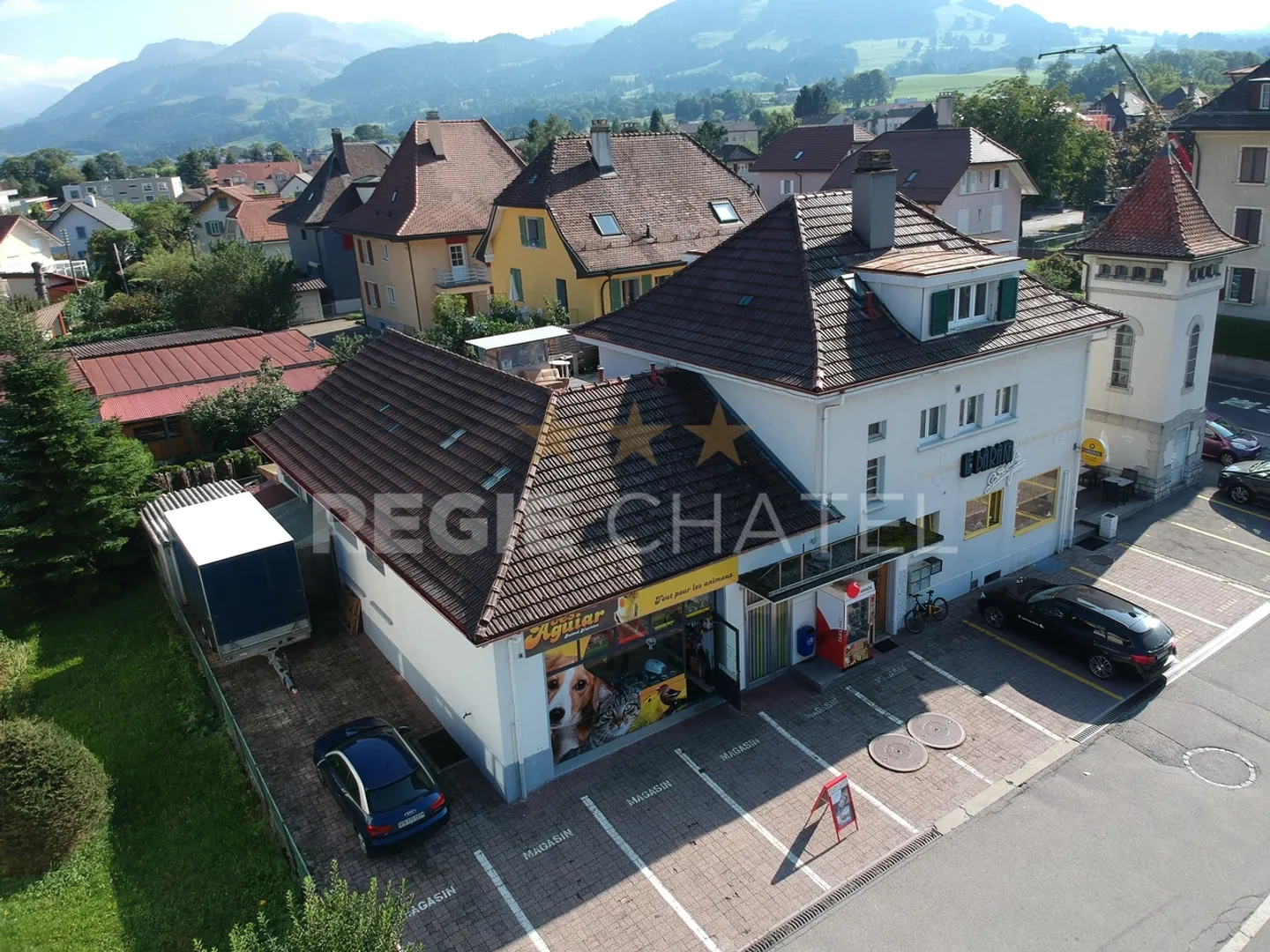 Centre de Bulle 
Local commercial avec vitrines  - Photo 2 sur 7