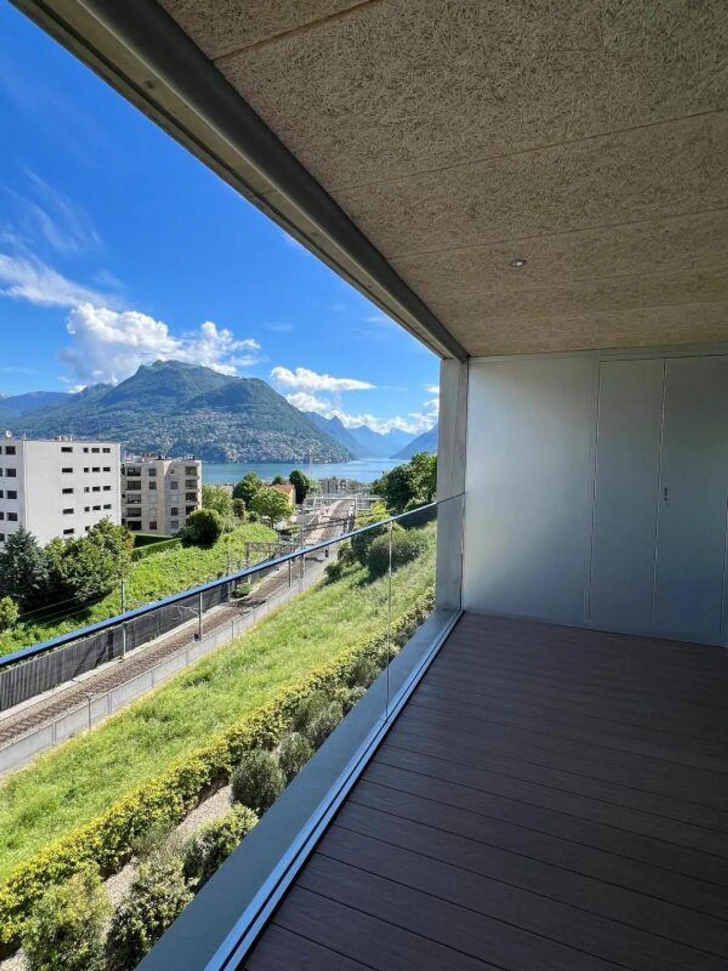 Appartement élégant et précieux de 3,5 pièces avec vue sur le lac - Photo 2 sur 9