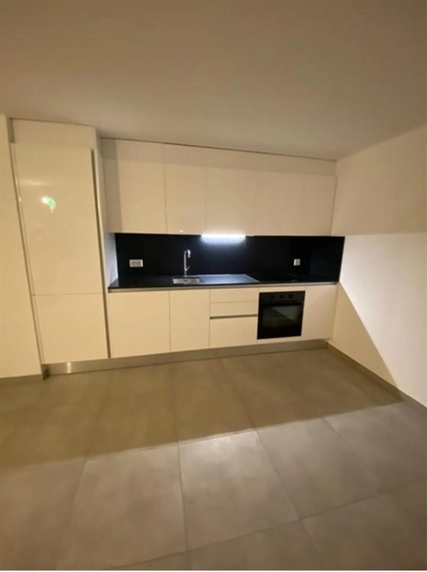Schöne 2,5-Zimmer-Wohnung mit überdachtem Stellplatz in neuem Bau - Foto 7 von 18