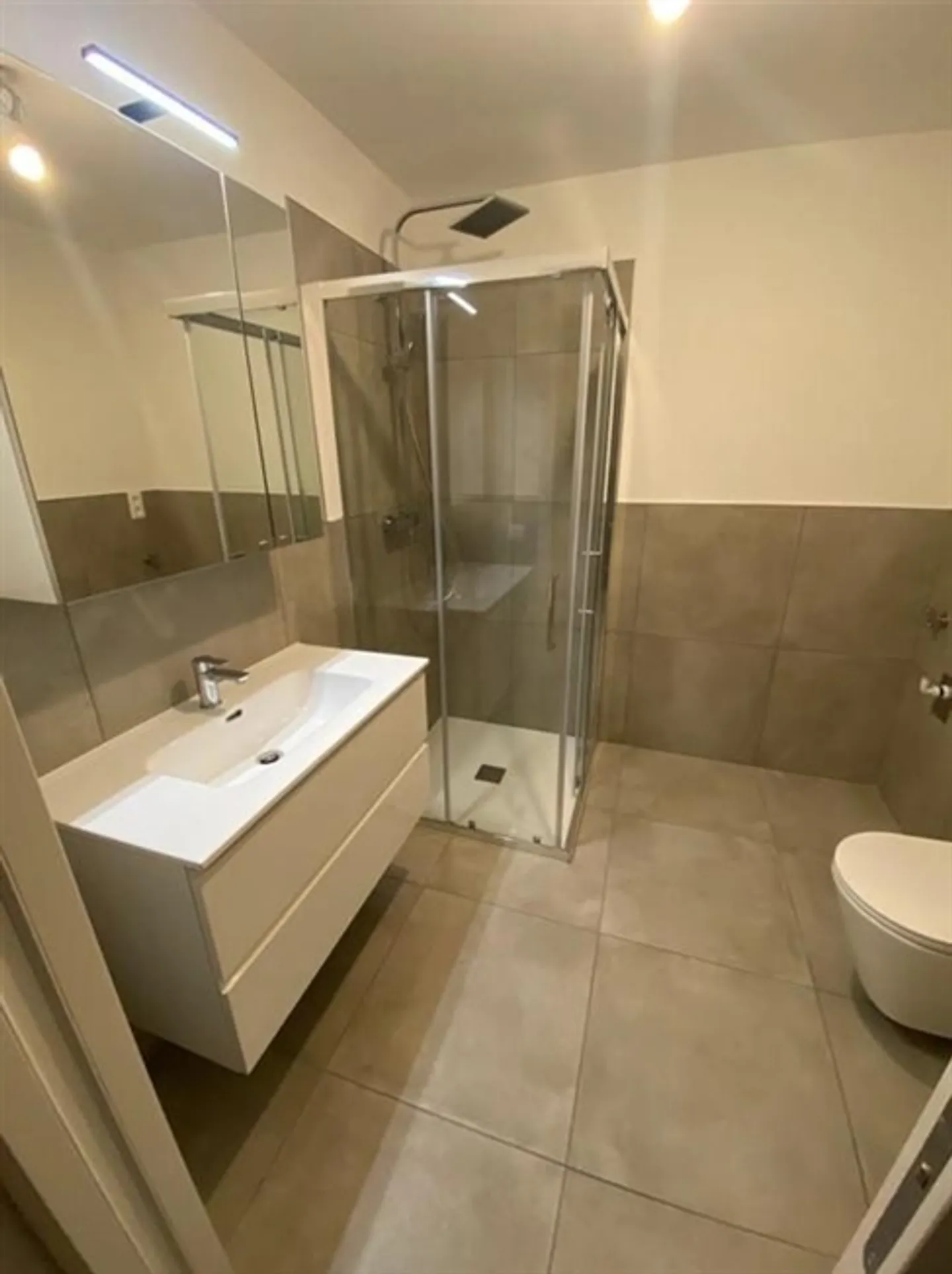 Schöne 2,5-Zimmer-Wohnung mit überdachtem Stellplatz in neuem Bau - Foto 9 von 18