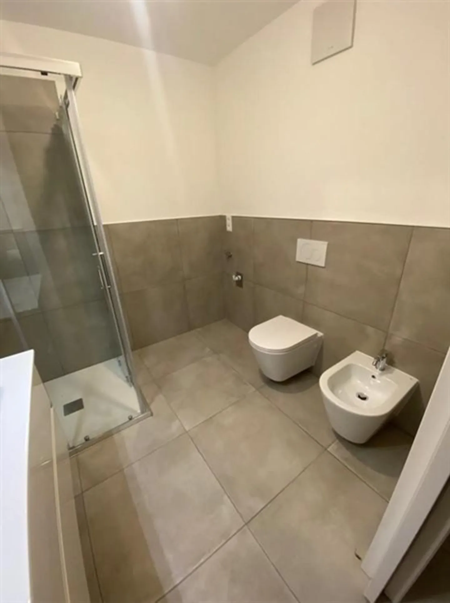 Schöne 2,5-Zimmer-Wohnung mit überdachtem Stellplatz in neuem Bau - Foto 10 von 18