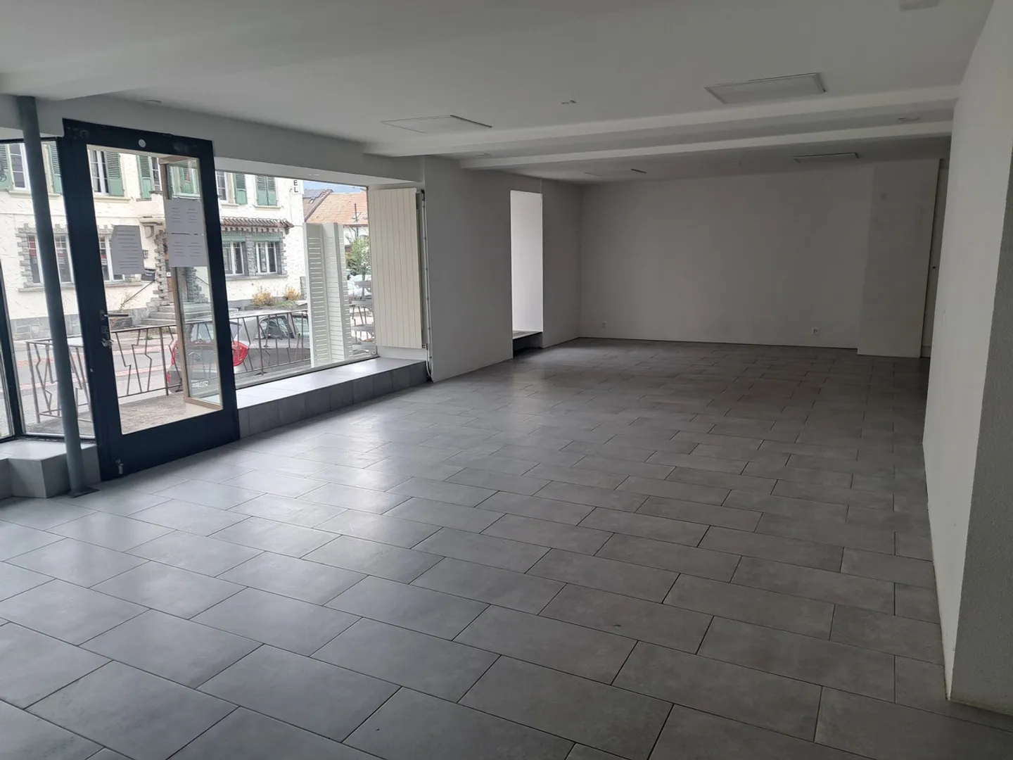 LA TOUR-DE-TREME / Spazio commerciale di 98 m2 al piano terra con vetrina - Foto 1 di 8
