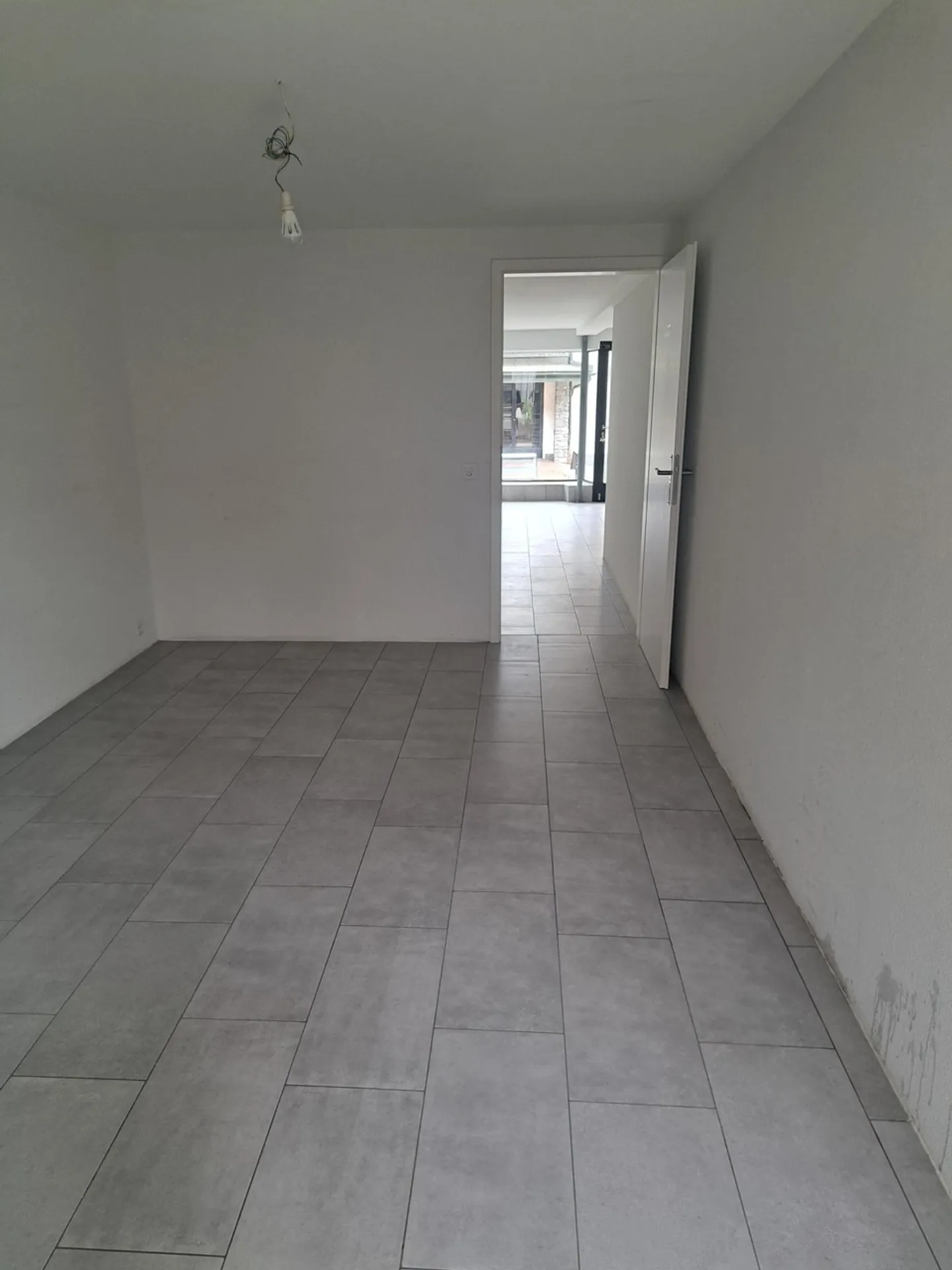 LA TOUR-DE-TREME / Spazio commerciale di 98 m2 al piano terra con vetrina - Foto 2 di 8