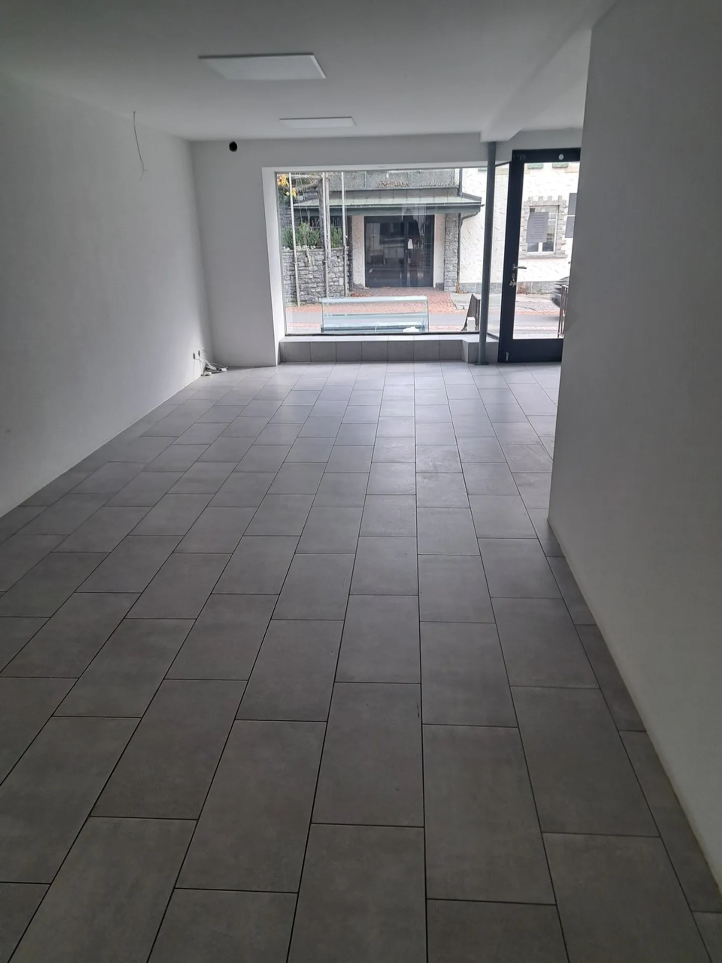 LA TOUR-DE-TREME / Spazio commerciale di 98 m2 al piano terra con vetrina - Foto 3 di 8