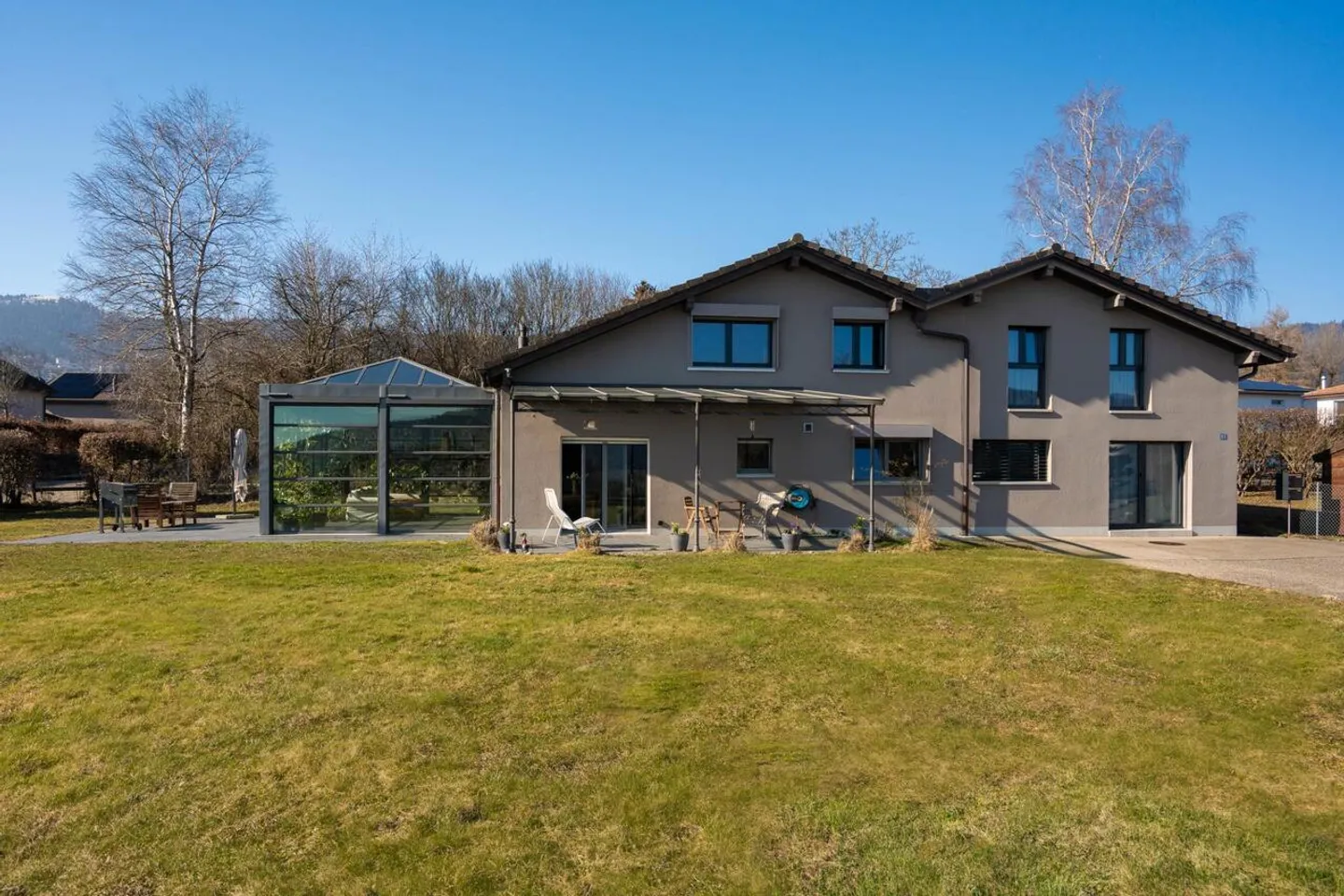 Vivere e Investire: Casa Bifamiliare con Reddito da Affitto - Foto 3 di 17