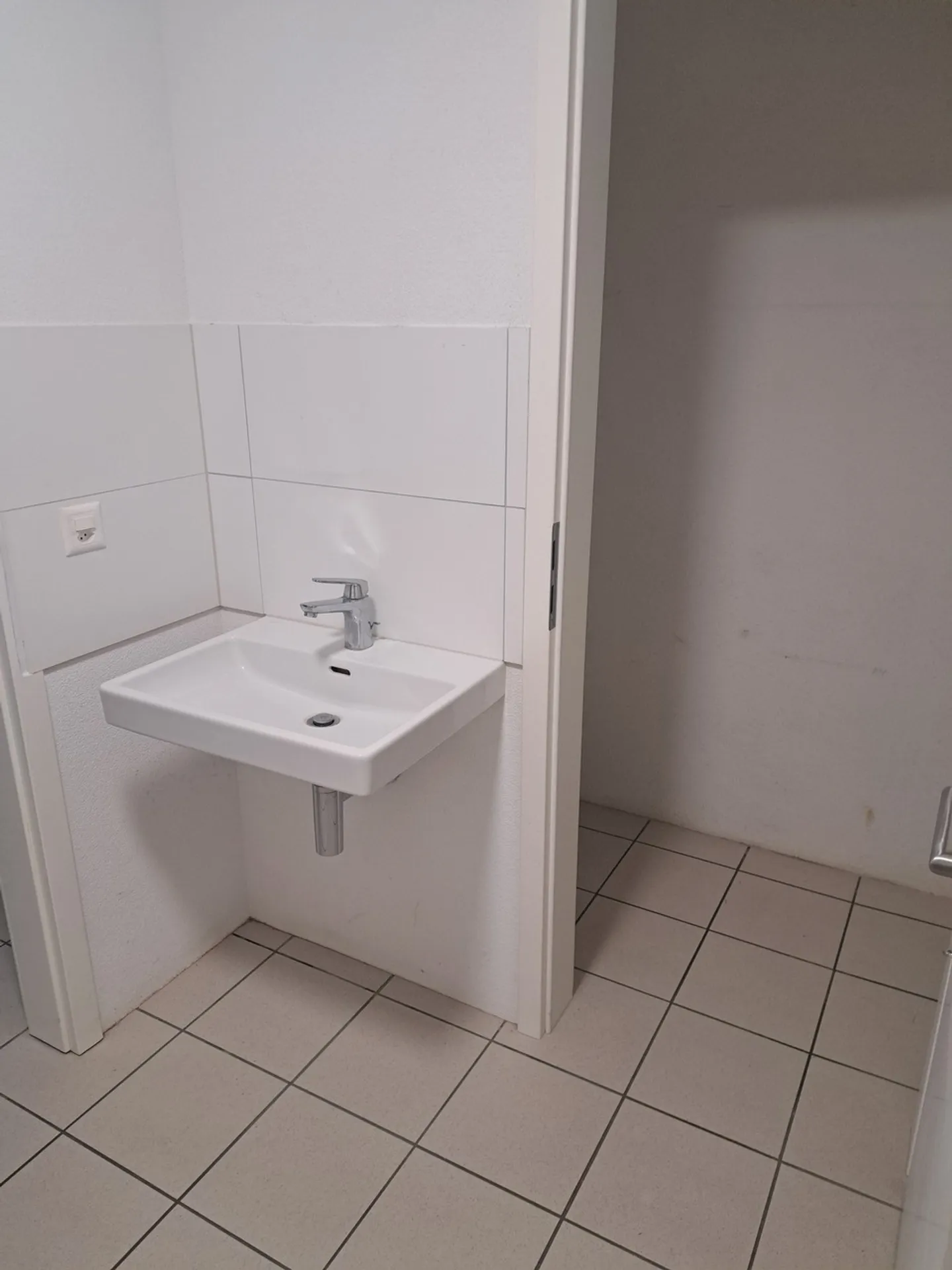 LA TOUR-DE-TREME / Spazio commerciale di 98 m2 al piano terra con vetrina - Foto 5 di 8