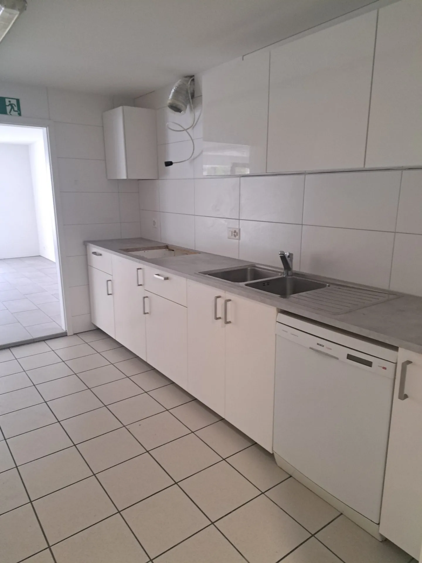 LA TOUR-DE-TREME / Spazio commerciale di 98 m2 al piano terra con vetrina - Foto 6 di 8